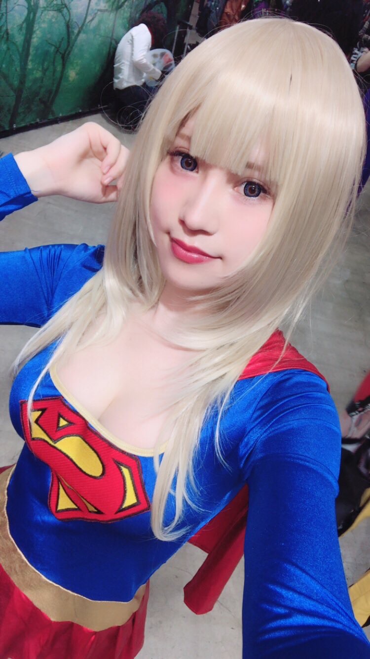 Kuro Akagi Supergirl cosplay